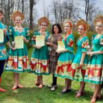 Choreographin Elena Specht mit der Juniorengruppe